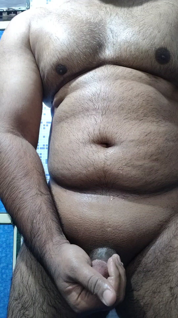 The Greek God: Musculoso indiano masturbando enquanto está de pé