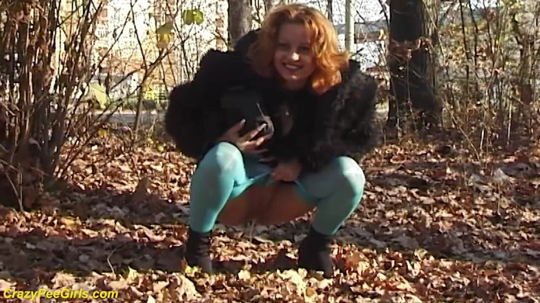 Crazy pee girls: Kencing di luar ruangan di hutan