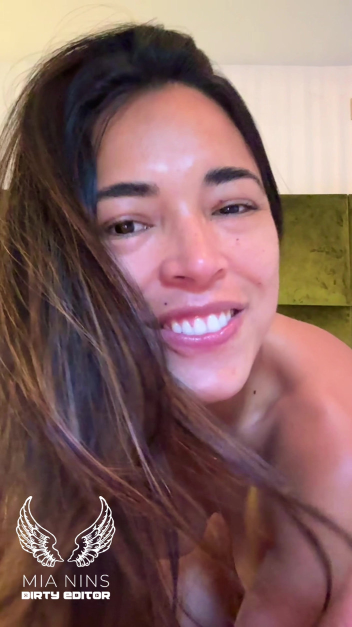 Mianins: Brazilian Latina in Sexy Lingerie Dots and Masturbates