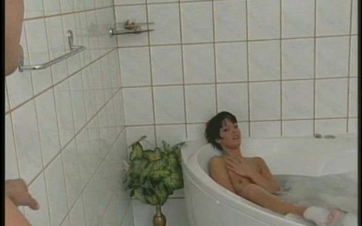 Anal seduction: 心を吹く幅女の子が彼女の滑りとお尻積によるスタッドで浴槽