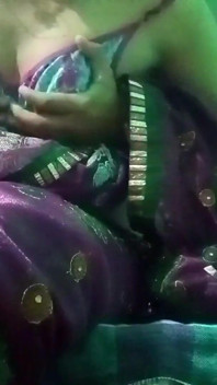 Gay crossdresser india dengan kain sree merah muda lagi asik nyodok dan meras toketnya habis-habisan