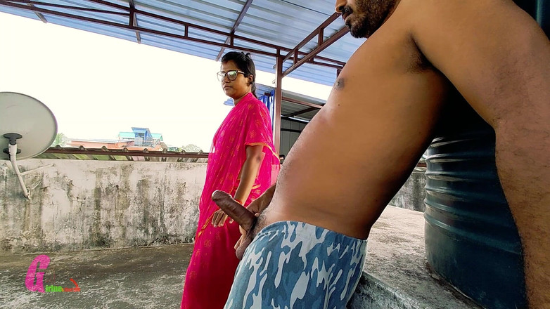 Horny_Bong: भारतीय भाभी अपने चेहरे पर क्रीम लेती है