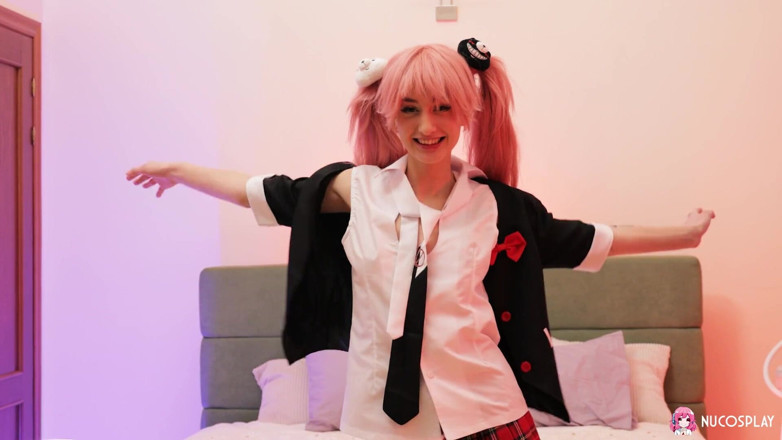 Nu Cosplay: Sasha Paige, salope anime mince, écarte sa petite chatte minuscule