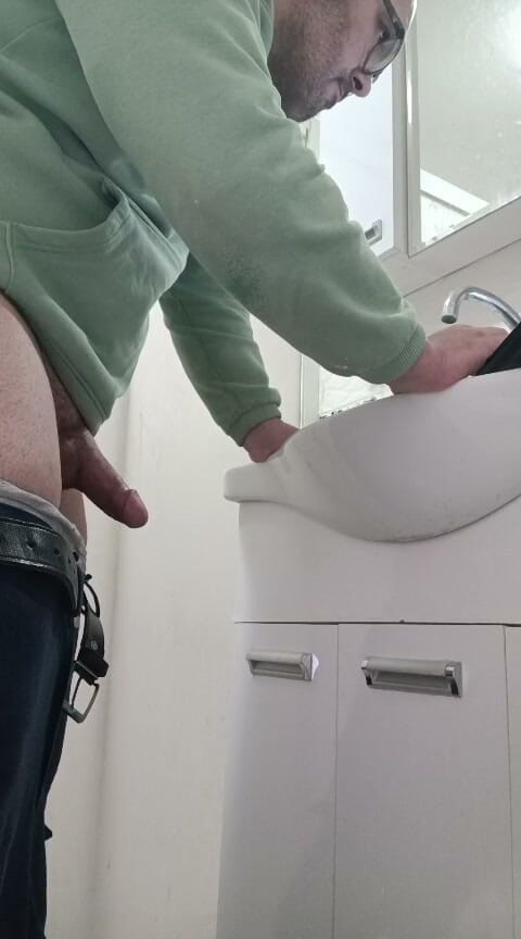 ANGELICALOVER: Verișoara mea vitregă își dă seama că mă masturbez lângă ea și...