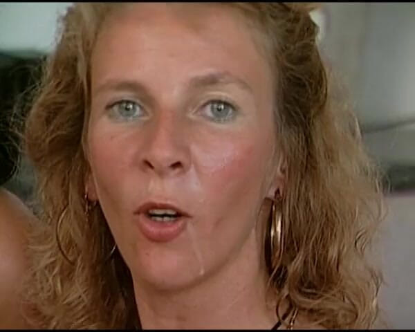 Deutscher hardcore: Bella ragazza tedesca condivide il cazzo con una calda miLF...
