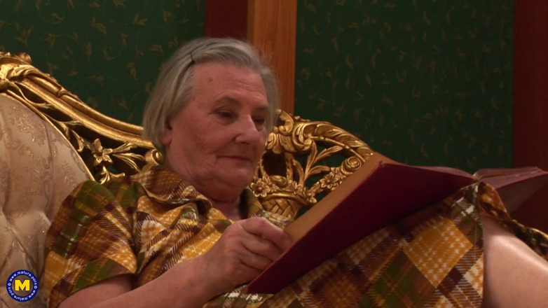 Mature NL: La abuela tiene su coño lamido por una joven ama...