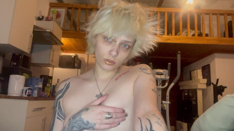 Glitterqueen1999: Gotik kız ruj fetişi sigara içiyor