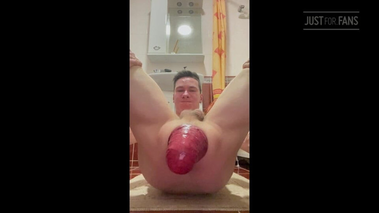 IncredibleGuy: さまざまなポーズでの浴室での巨大な肛門脱