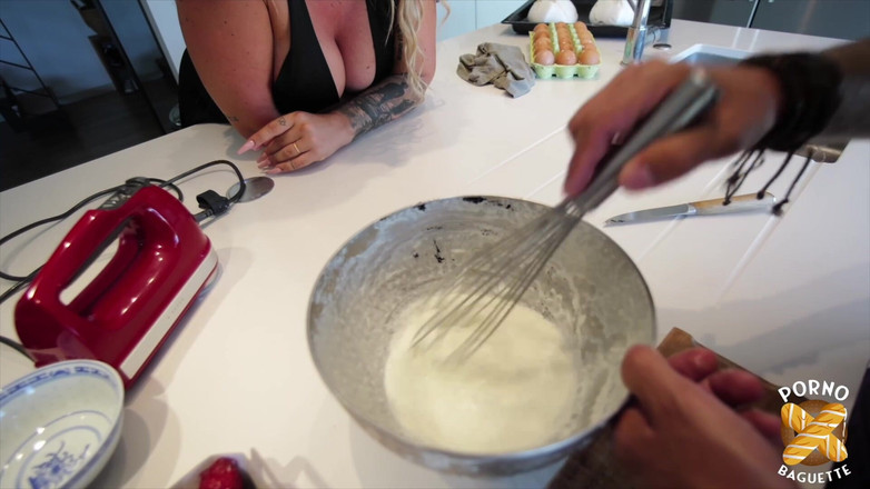 Porno Baguette: Giulia，性感的金发女郎，想要粗暴性爱！