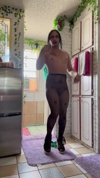 Cô ấy không có thoát y trong vớ