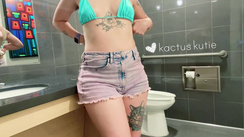 kactus kutie: Azgın ve bikinime işemek için çaresiz