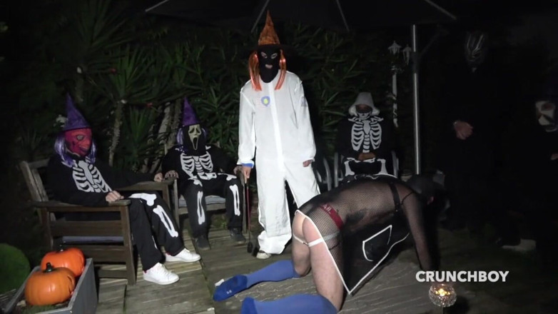 When straights boys fuck their gay friends: Slet neukte rauw in jockstrap voor de halloweennacht
