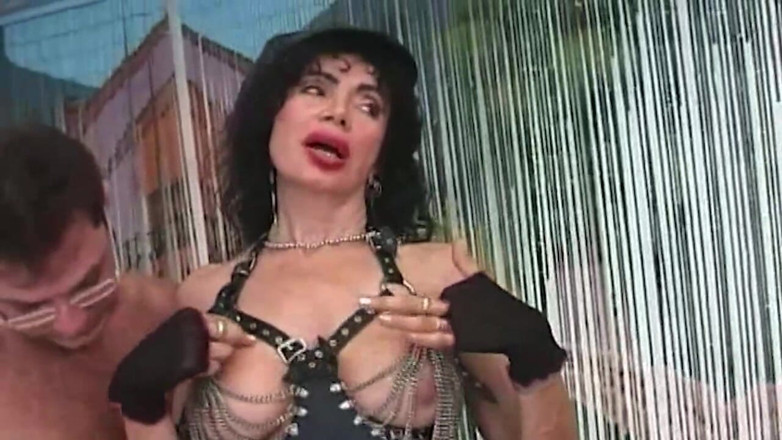 Bangora MILFs: Divora una miLF arrapata con imbragatura in pelle cazzi palpitanti