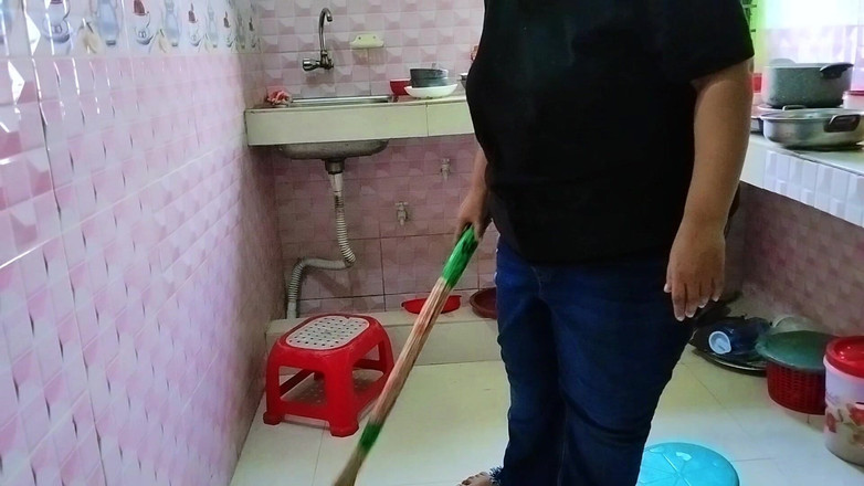 Your Boy's Cum: Manželka egyptské krásného přítele ošukaná manželovým kamarádem v kuchyni, když...