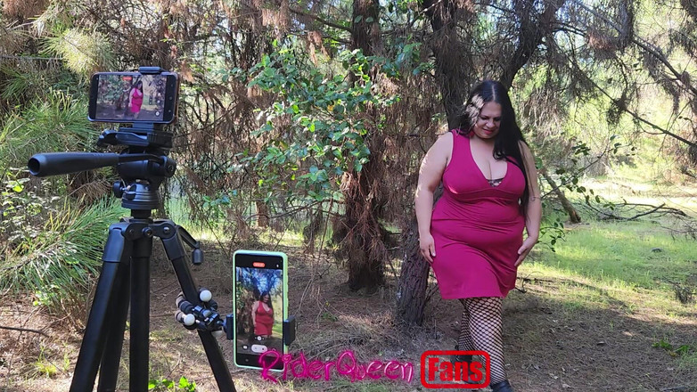 Riderqueen BBW Step Mom Latina Ebony: Riderqueen buitenshuis: video's voor buitenfans