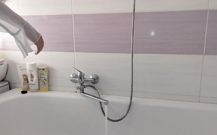 Amateur_MS: 그녀의 외음부를 면도하는 섹시한 마누라. 핫한 털이 무성한 라틴 보지, 거유, 큰 엉덩이.