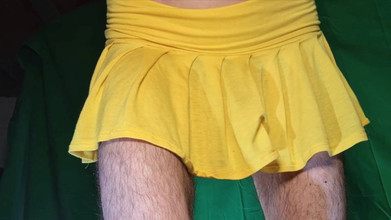 HeIsSooThin: Tanga galben palid sub fustă galbenă