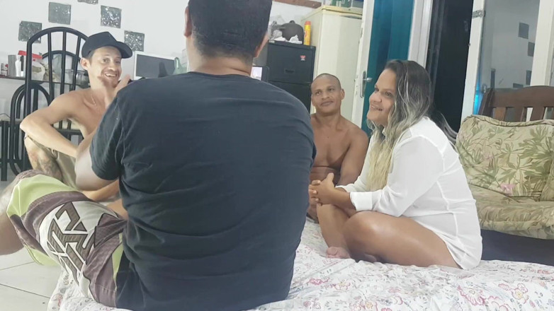 Paty Bumbum: 赌注在旋转瓶子上，布鲁克索火焰亚历克斯·利马，黄金公牛和帕蒂·巴特
