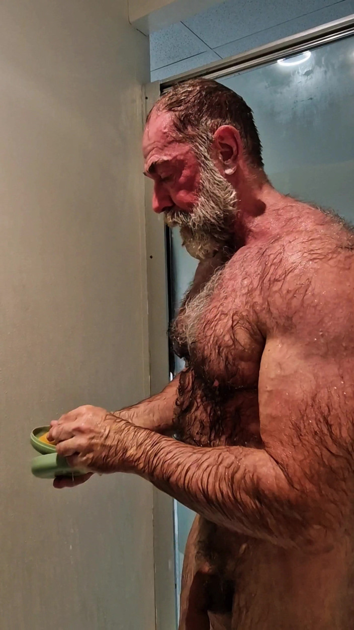 JackvanDean: Urso musculoso peludo flexiona e toma banho