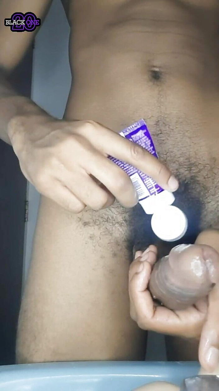 Black-2001: Przystojny facet ze swoim kutasem nagrywa dla ciebie