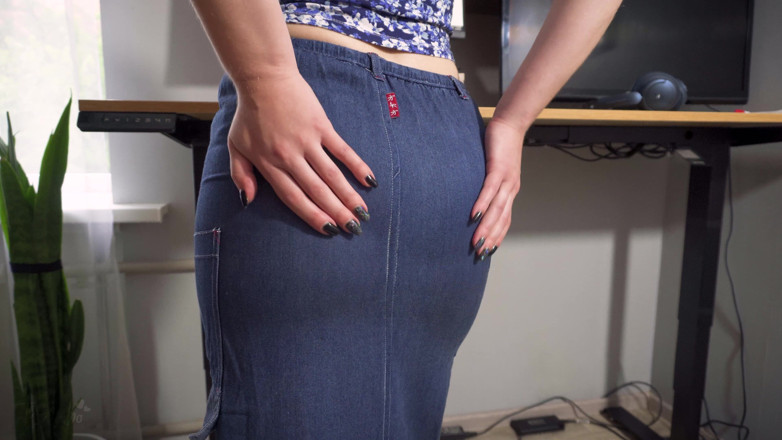Teasecombo 4K: Milf-secretaresse in Jean-rok plaagt zichtbare pantylijn