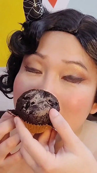 Azgın madam pt2 cupcake için ekstra krema işliyor