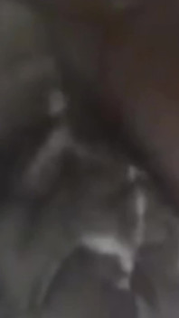 淋浴抚摸我的阴户，用震动棒刺激我的阴蒂