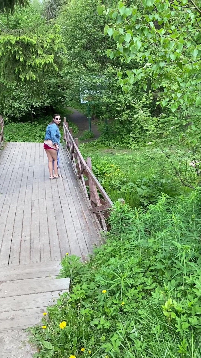 Ms Pee Piss: Stojáka čůrá z mostu