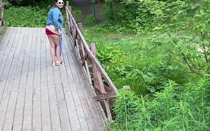 Ms Pee Piss: पुल से पेशाब करते हुए खड़े हो जाओ
