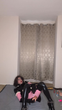 Lateks catsuit ve hizmetçi elbisesi kadın kılıklı kadın kılıklı dildolarla her iki deliğini de sikmeye çalışıyor