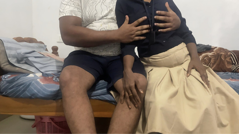 Desi girl riya: Une fille et un garçon baisent pour la première fois