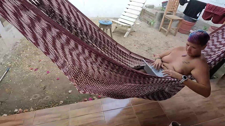 bekycarril: La Moglie Prende Un Cazzo in Bocca Mentre È Sdraiata Nell'amaca