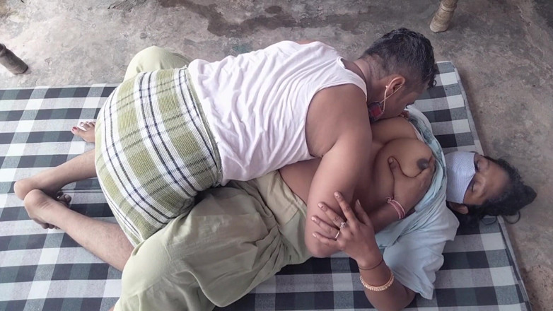 Yourgeeta8899: Sperma inuti min tonårs styvmamma geeta tight fitta på dagen