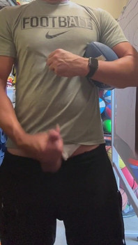 Alpha Stud Jockdad87 Squirtja un montón de fútbol americano