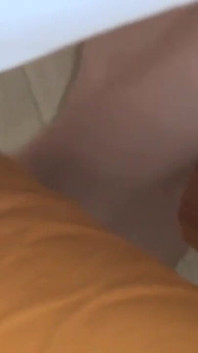 Paul este pe telefonul lui în timp ce Dan este la laptop lui și par plictisit la prima