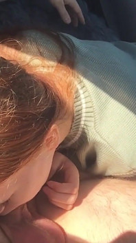 Studentin gab einen blowjob im auto und bat, sie nach hause zu nehmen