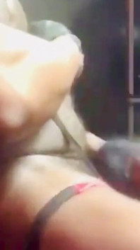 Scene cu țâțe musculare cu ham de piele și jucărie cu spermă