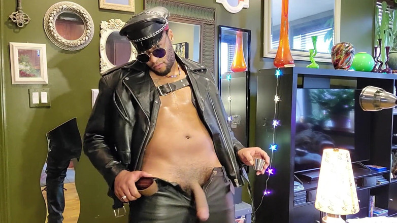 Kennie Jai: Kennie Jai se branle dans du cuir et jouit énorme pour...
