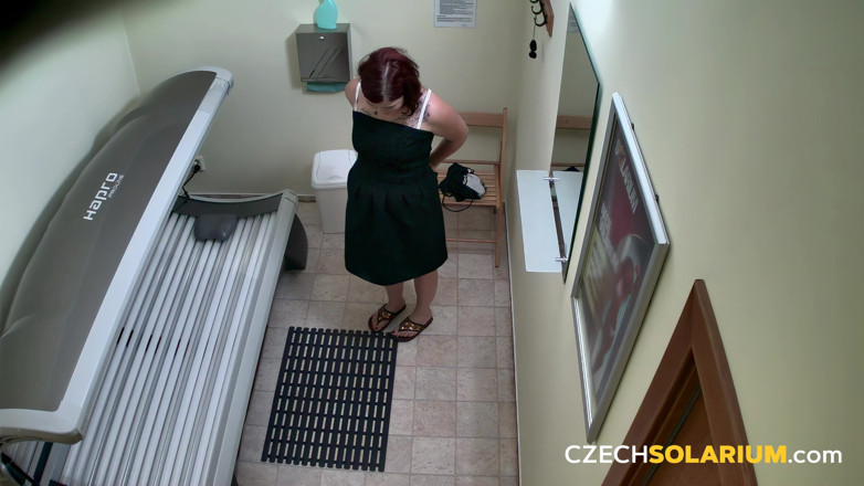 Czech Solarium: Czech Solarium 326: Wanita bengkung menunjuk-nunjuk di solarium
