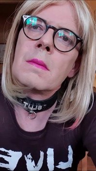 Christiane Excitée Présente Un Clito En Cage Et Un Trou À Baise Branché