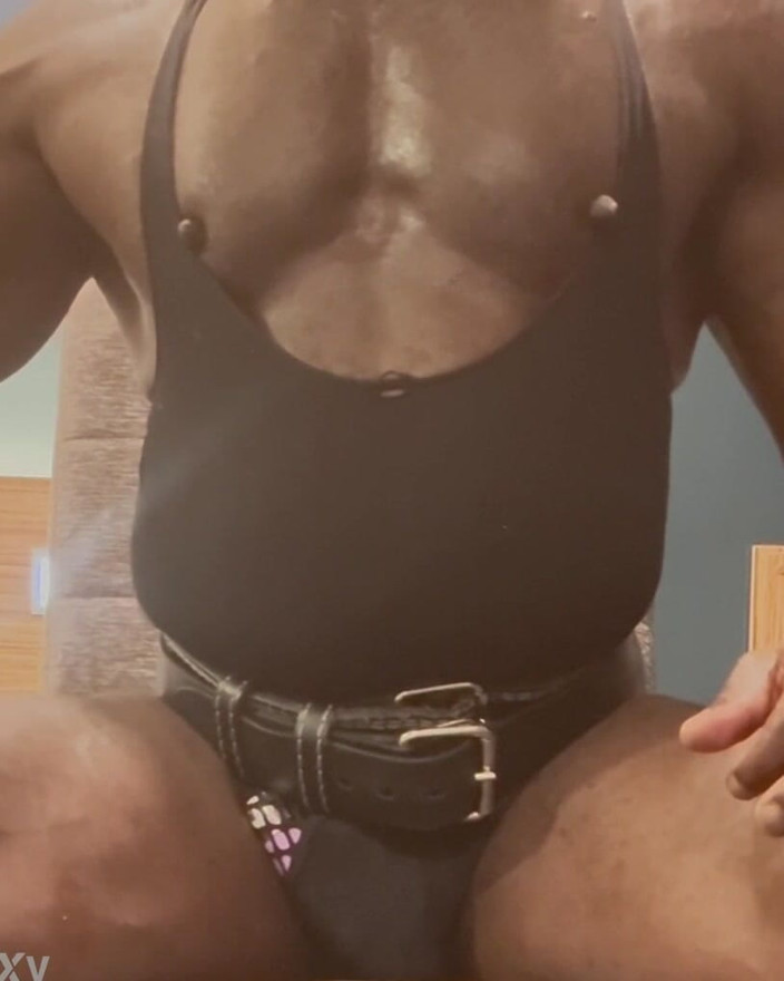 Black butt muscle: kaali paripakv manspeshiyon ekal stan aur vaibretar