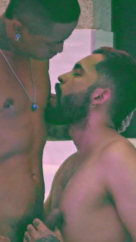 Mowgli fodendo a bunda de Camilo Brown em pêlo enchendo sua boca e trocando a porra em beijo quente