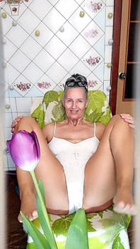 热辣的家庭主妇lukerya在网上调情并炫耀她开胃的脚