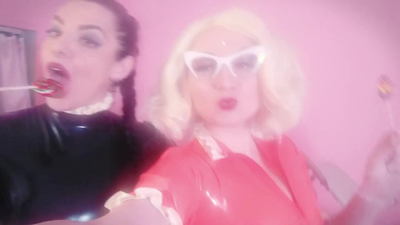 Arya Grander: ストッキング姿の自撮り動画