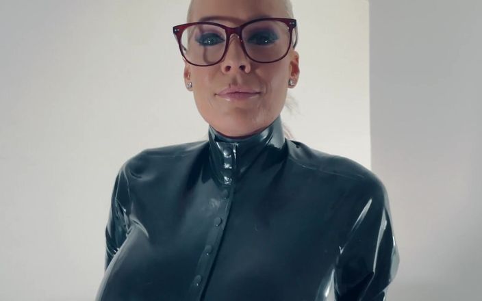 The Busty Sasha: Ești gata să vezi această ținută uimitoare din latex?