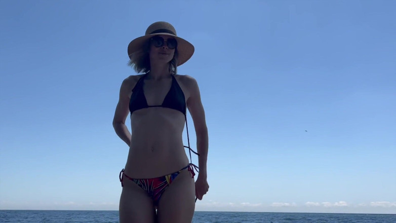 Serenity Cox: Żona pieprzy męża i jego przyjaciela na plaży i dostaje...