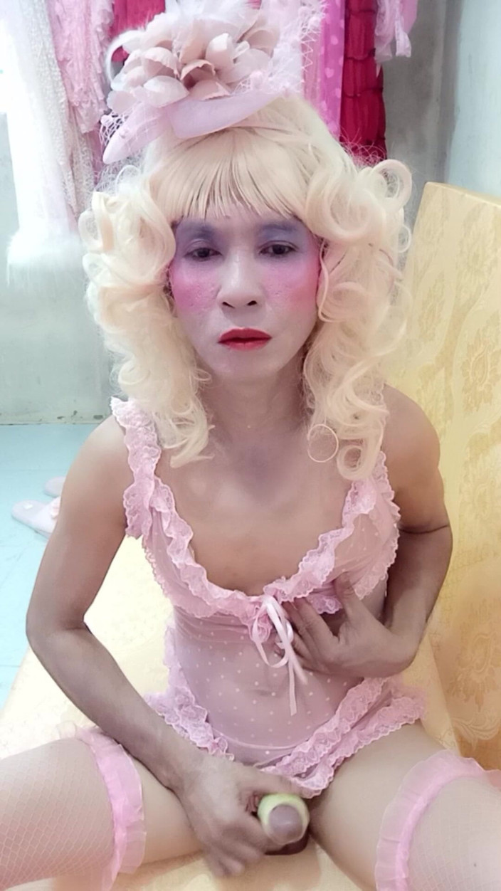 nguyen dang thien tri: Oanh le ट्रांसजेंडर सेक्सी पोर्न कपड़े पहनकर नकली कैन के साथ खेल रही है