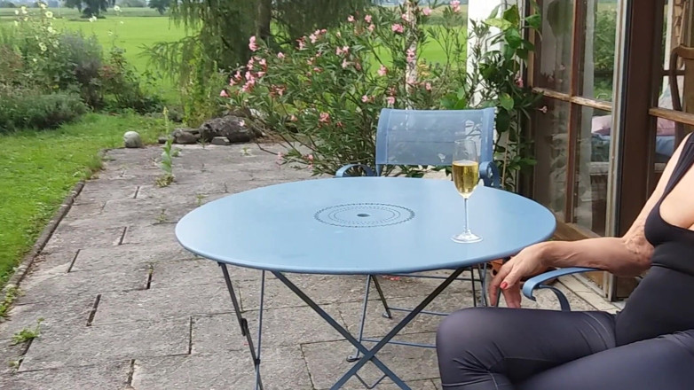 martinawest: Martina buiten in legging