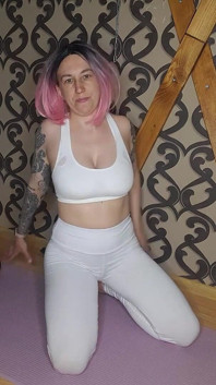 Lady Angela Trening ubrania nagie twarz gołe stopy tyłek worhip bodyworship