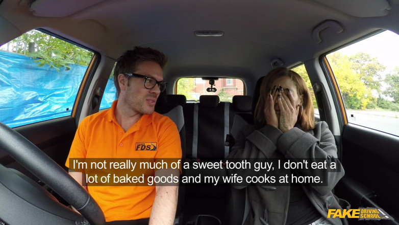 Fake Driving School: Fake Driving College - Underbara Kiki ger avsugning i baksätet för...